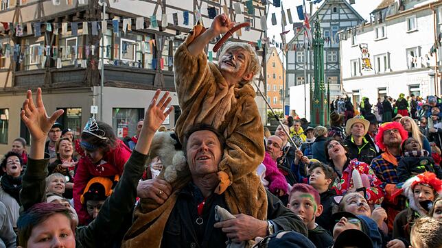 Nach dem Wurstschnappen vor dem Meßkircher Rathaus ziehen die Kinder zum Hoorig-Schreien durch die Stadt.