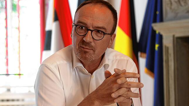 Beim Sommerinterview des SÜDKURIER erklärt Oberbürgermeister Uli Burchardt, dass es beim Wohnungsbau bundesweit nicht schnell genug ...