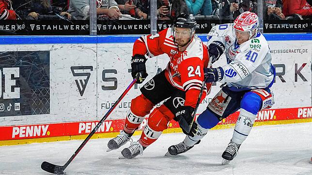 Die Schwenninger Wild Wings (rechts Ken André Olimb) feiern gegen die Kölner Haie (Zach Sill) einen Sieg. Bild: Imago