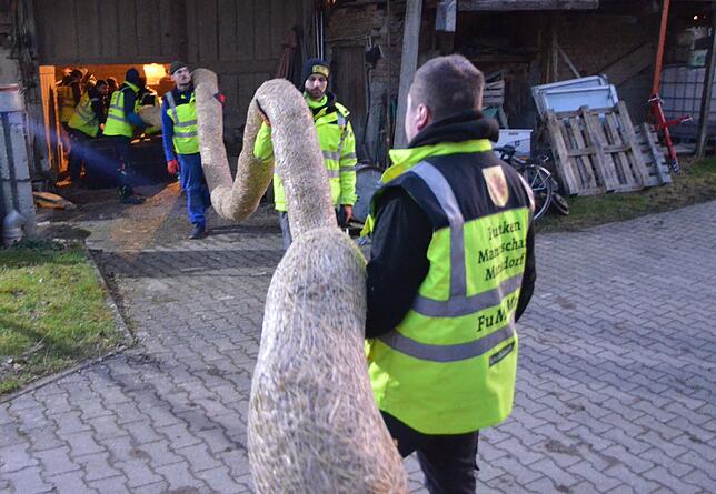Bild 6: Erste Bilder vom Funken-Aufbau auf der Markdorfer Panzerwiese – So entsteht das Spektakel!