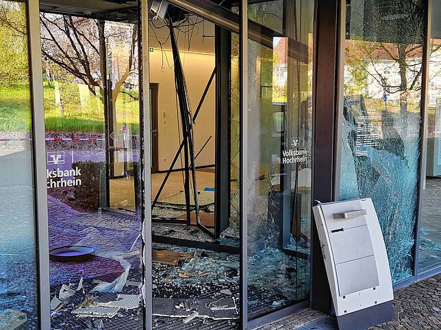 Bild 1: Sprengung der Filiale der Volksbank Hochrhein in Albbruck: Erdrückende Bilder vom Tatort