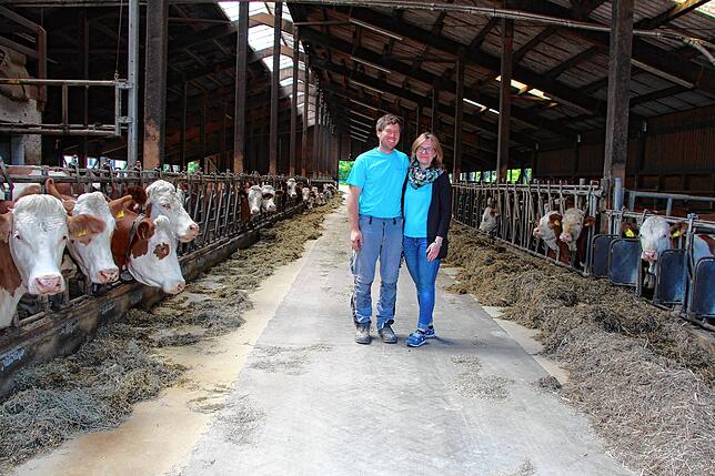 Benjamin u Tamara Isele sind ein gutes Team._im Kuhstall fühlen sich 23 Kühe wohl. Bild: Heidi Rombach