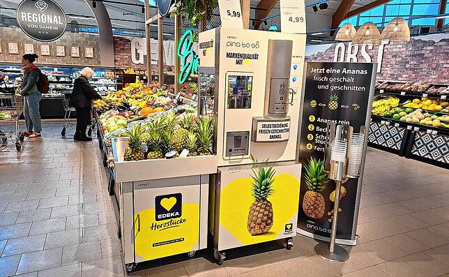 Bei Edeka Strecker können sich die Kunden jetzt sogar ihre Ananas schneiden lassen.