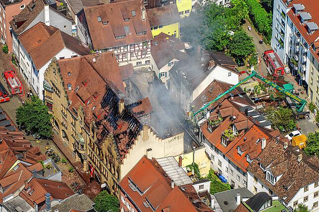 (Archivbild von Juli 2024) Wie sehr das Stadlerhaus in Mitleidenschaft gezogen wurde, zeigte sich am Morgen danach mit einem Blick aus ...