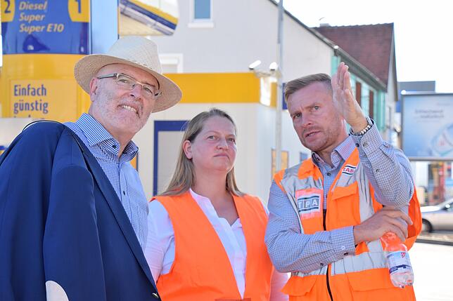 Im Gespräch über die Asphalt-Arbeiten (von links): Bürgermeister Rainer Stolz, Yvonne Guduscheit (Leiterin der Neubauleitung Singen des ...