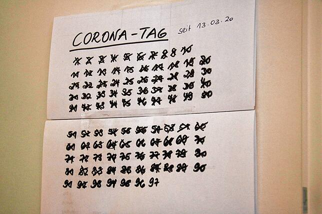 Mittwoch, Tag 97: Im Büro von Sabine Wegmann wird jeder Corona-Tag abgestrichen.