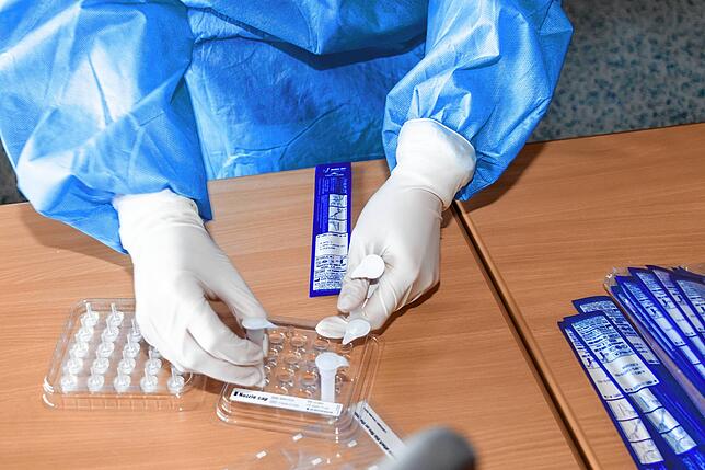 Die Vorbereitungen für die Auswertung eines Coronavirus- Schnelltests. Die Gemeindeverwaltung Grafenhausen holte ein Kontingent von rund ...