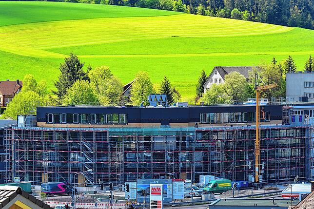 Die zur Bundesstraße gewandte Nordseite des Neubaus. Von den oberen Etagen gibt es einen Blick in die Natur mit sattem Grün.