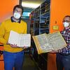 Archivleiter Johannes Waldschütz (links) und sein Mitarbeiter Christopher Wangenheim zeigen Bände verschiedener historischer Zeitungen, ...