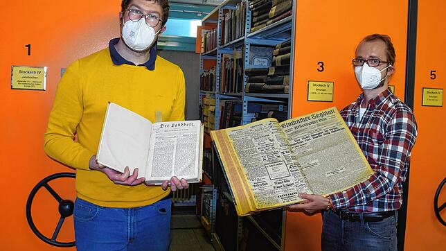 Archivleiter Johannes Waldschütz (links) und sein Mitarbeiter Christopher Wangenheim zeigen Bände verschiedener historischer Zeitungen, ...