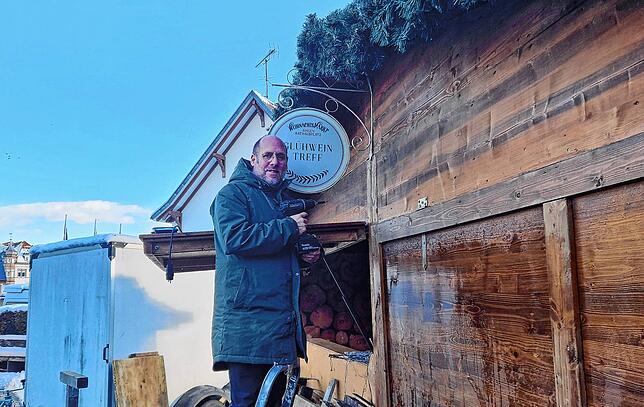Kay Brüggemann vor der Hütte des Glühweintreff.