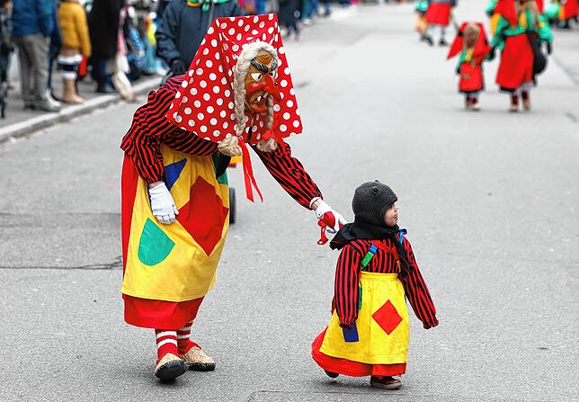 Bild 13: Kinderumzug beim Jubiläumstreffen der Hexen in Donaueschingen vor großem Volk