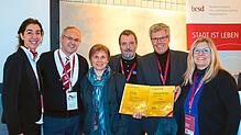 Auf dem Foto sind von links: Francesca Hermann sowie Nikolaus Arnold von der Tourist-Info Triberg, Maria und Rainer Huber sowie Thomas ...