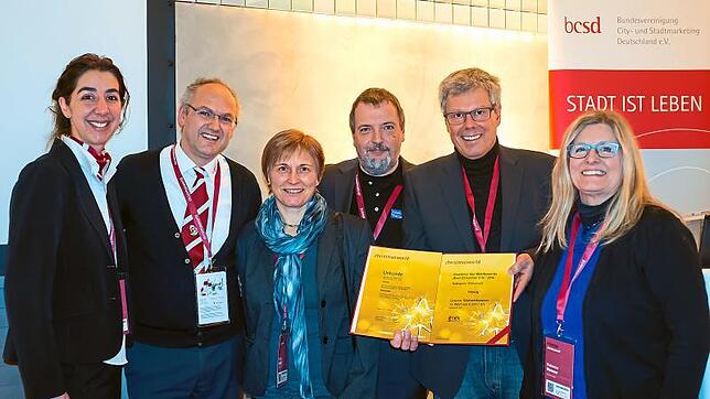 Auf dem Foto sind von links: Francesca Hermann sowie Nikolaus Arnold von der Tourist-Info Triberg, Maria und Rainer Huber sowie Thomas ...