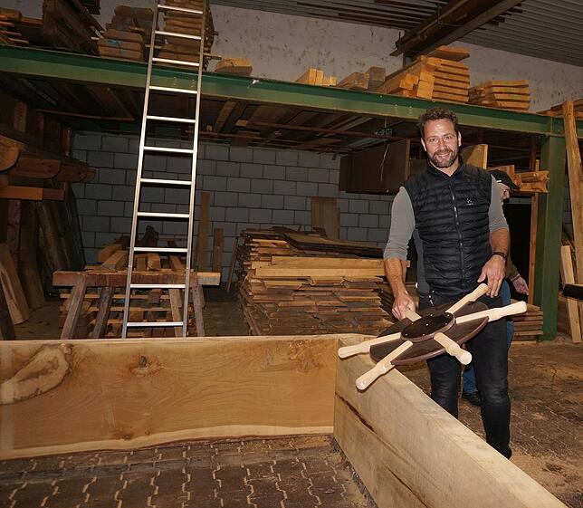 Schreinerei: Aktuell entsteht ein Sandkasten für einen Kindergarten in Form eines Schiffs, Reiner Jehle zeigt das Steuerrad.