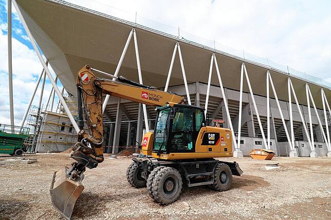 Baggern statt grätschen – das neue Stadion des Sportclubs ist noch nicht fertig.