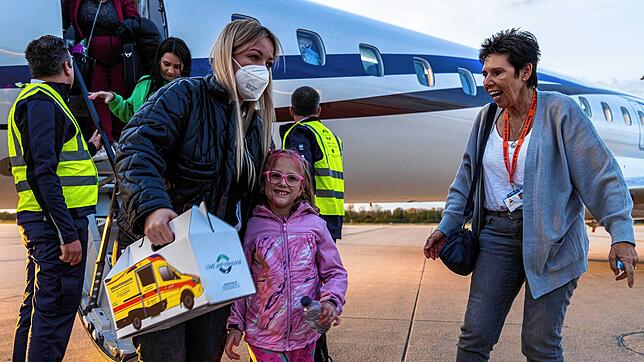 Freude bei der Ankunft: Ukrainische Flüchtlinge kommen am Flughafen Karlsruhe/Baden-Baden an. Die Baden-Württemberger unterstützen die ...