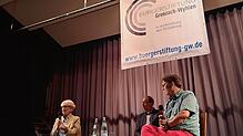 Sie beantworten Fragen von Bürgern (von links): Hanna Lehmann, Michael Nopper und Franz Schmider.