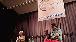 Sie beantworten Fragen von Bürgern (von links): Hanna Lehmann, Michael Nopper und Franz Schmider.