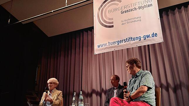 Sie beantworten Fragen von Bürgern (von links): Hanna Lehmann, Michael Nopper und Franz Schmider.