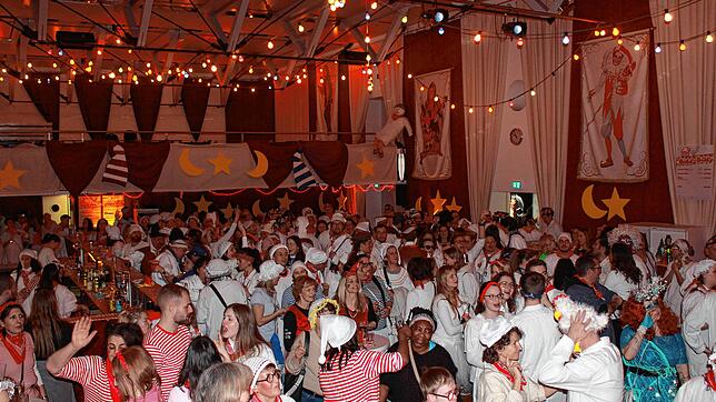 Rund 300 Gäste feierten 2023 gemeinsam beim Hemedglonkerball der Marketenderinnen im Bürgerhaus Adler Post.