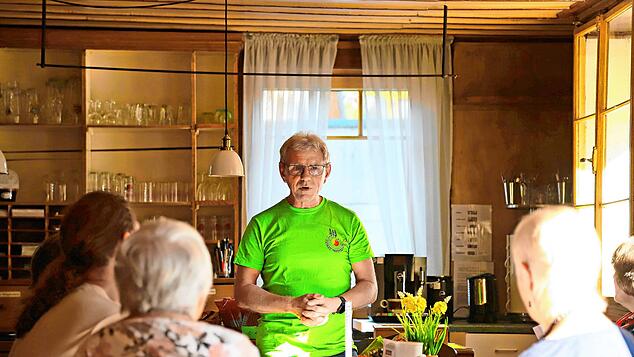 Frank Sziegat (Mitte) erläutert ersten Interessierten die Leistungen der Nachbarschaftshilfe in Schönwald. Foto: Hans-Jürgen Kommert