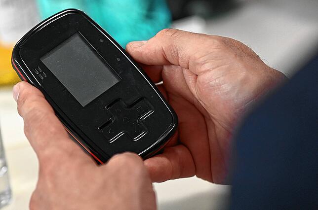 So sieht ein DV-Tracker aus, mit dem sich ein Opfer von häuslicher Gewalt schützen können.