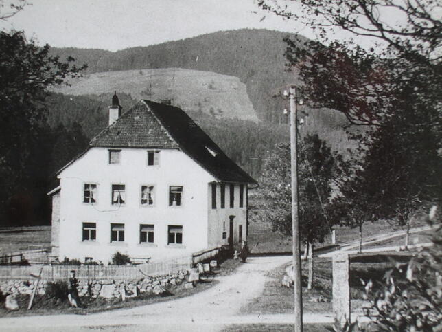 Die alte Schule im Jahr 1930 vor dem Abriss. Heute ist hier die Mitte des Sees.