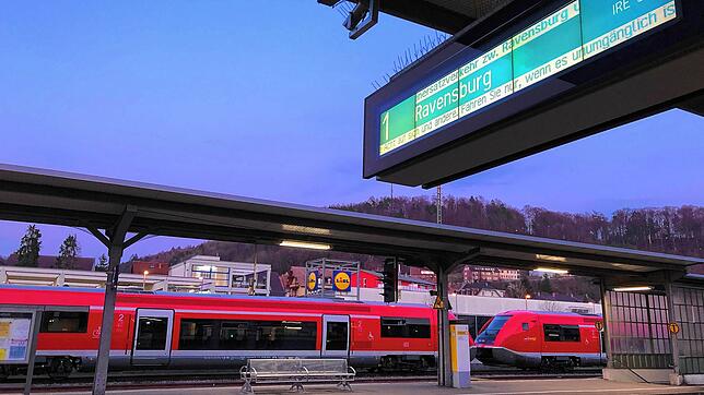 Eine Regionalbahn steht am Waldshuter Bahnhof. Ab Montag, 30. März, fahren hier keine Schnellzüge mehr nach Basel.