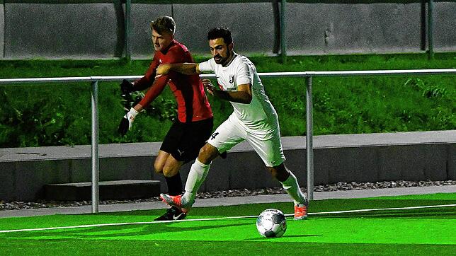 Bleibt uns bloß vom Leib: Die Szene aus der Partie zwischen dem FC Erzingen und dem FC Hochrhein (4:1) im November 2019 hat durchaus ...