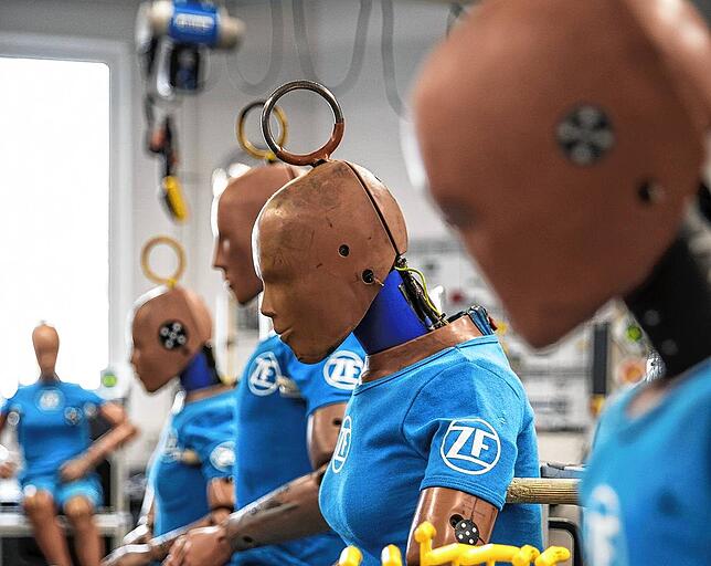 Dummies in einem ZF-Testlabor. Wegen fehlerhafter Airbags drohen ZF in den USA Strafzahlungen. Juristischen Beistand sucht man bei einer ...