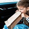 Oft hilft nur noch die Spucktüte: Kinder reagieren auf das Autofahren oft empfindlich, weil das Gehirn mit einer Reizüberflutung ...