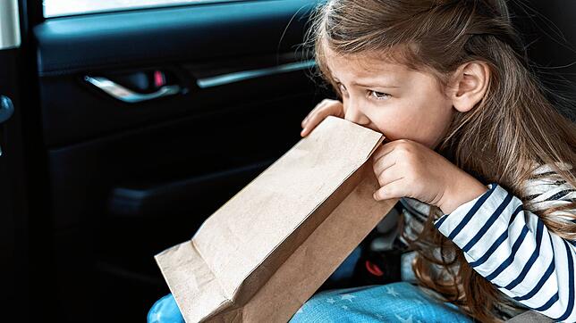 Oft hilft nur noch die Spucktüte: Kinder reagieren auf das Autofahren oft empfindlich, weil das Gehirn mit einer Reizüberflutung ...