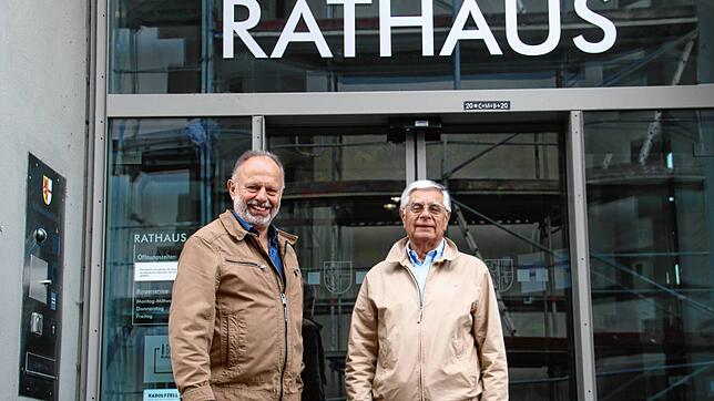 10 und 15 Jahre lang saßen Hermann Leiz (links) und Helmut Villinger im Gemeinderat und diskutierten im Sitzungssaal des Rathauses über ...