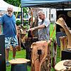Zwei Holzkünstler unter sich. Günter Liebermann und Hubert Bacher präsentieren Holzkunst mit der Motorsäge.
