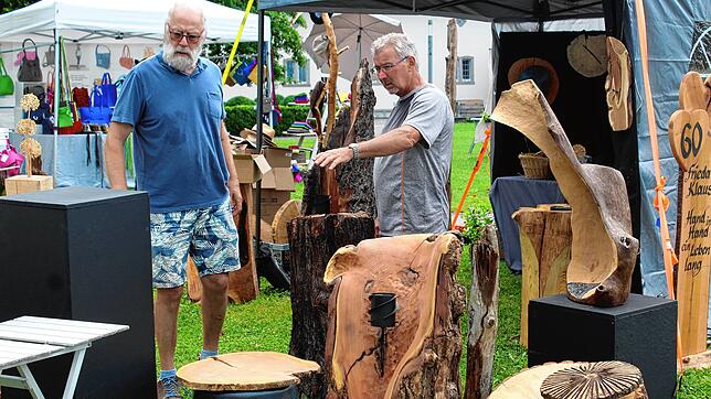 Zwei Holzkünstler unter sich. Günter Liebermann und Hubert Bacher präsentieren Holzkunst mit der Motorsäge.
