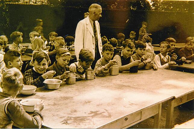 Schüler aus Radolfzell bei einer Schülerspeisung im Jahr 1946