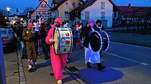 Allmählich wird es am Schmotzigen Dunschtig hell in Kippenhausen: Die Narren sind längst auf den Beinen und ziehen unbeirrt weiter.