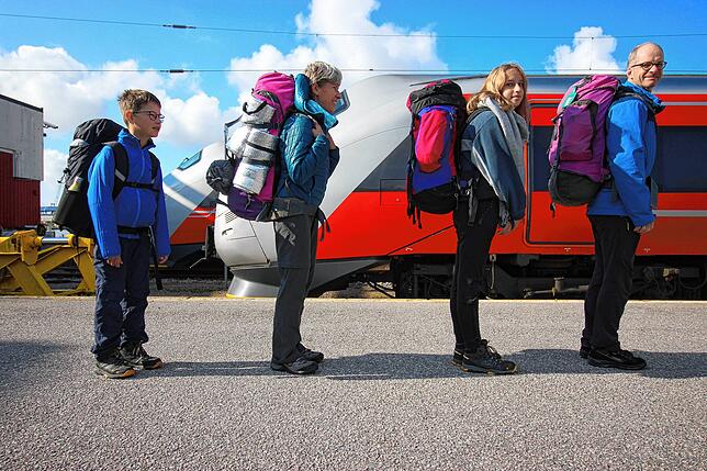 Fertig für die Familienreise per Zug: Familie Hilser in Kristiansand, dem südlichsten Punkt unserer Bahnreise in Norwegen. Von ...