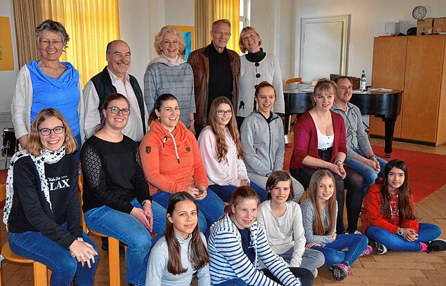Nur ein kleiner Teil von jenen 50, die bei „Annie“ mitmachen: Sie proben derzeit für das Musical, das am Stadtfestwochenende ...