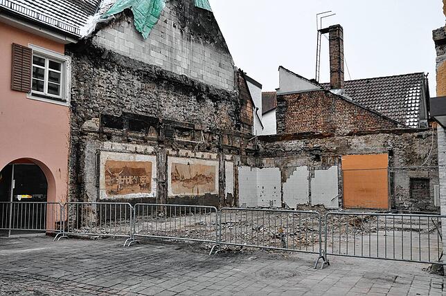 Nach dem Abriss gab es bis zum Neubau eine Baulücke, wo das alte Alt-Stocken gestanden hatte. Die Wand-Bilder links blieben erhalten.