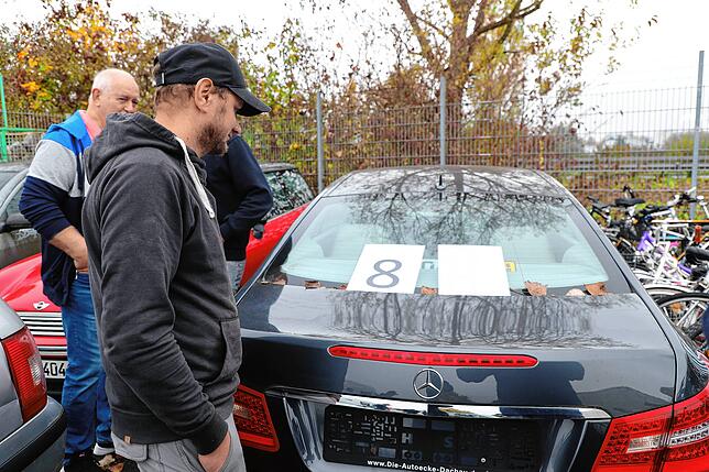 Dimitir Momot interessiert sich für einen zwölf Jahre alten Mercedes. Er glaubt, er kennt das Fahrzeug. Der Besitzer hat es bis 2018 zur ...