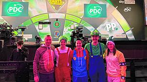 Verkleidet erleben Nico Specker (links), Kilian Sievert, Daniel Glocker, Vincent Kelly und Nicole Heine die Darts-WM in London.