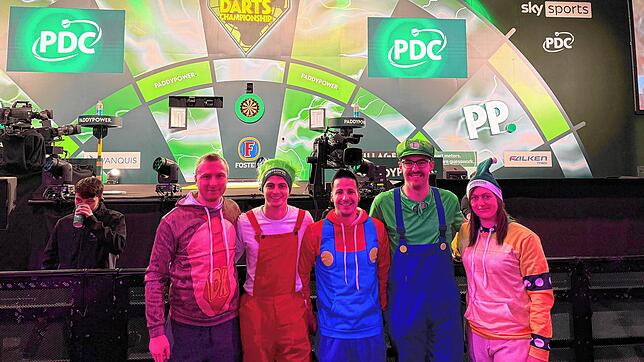 Verkleidet erleben Nico Specker (links), Kilian Sievert, Daniel Glocker, Vincent Kelly und Nicole Heine die Darts-WM in London.