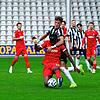 Umkämpfte Partie: Karlo Kuranyi (FC 08 Villingen) im Duell mit dem Freiburger Franci Bouebari Franki Clark (im Vordergrund).