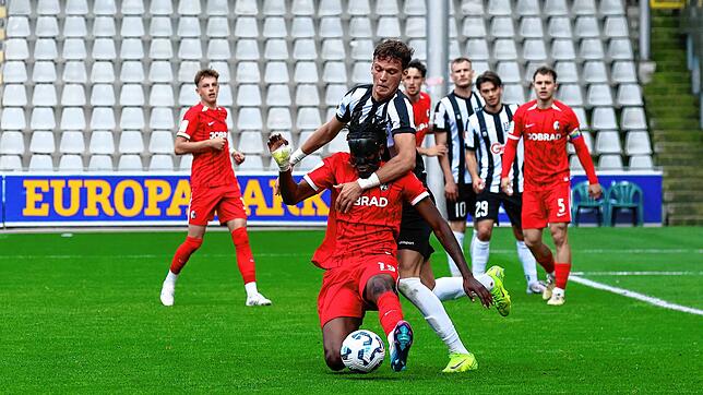 Umkämpfte Partie: Karlo Kuranyi (FC 08 Villingen) im Duell mit dem Freiburger Franci Bouebari Franki Clark (im Vordergrund).