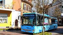 Bereits seit 2017 fahren die blauen Donaubusse durch die Quellstadt. Nun soll das Angebot verbessert werden (Archivbild).