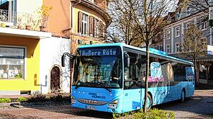 Bereits seit 2017 fahren die blauen Donaubusse durch die Quellstadt. Nun soll das Angebot verbessert werden (Archivbild).