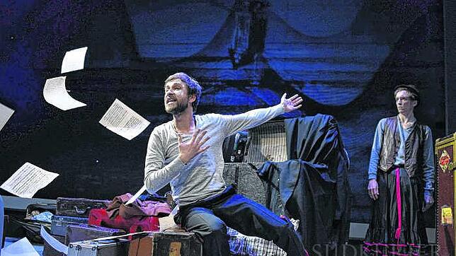 Vincent Heppner (vorne) und Wolfgang Erkwoh in &#8222;Fremd bin ich eingezogen&#8220; am Stadttheater Konstanz.