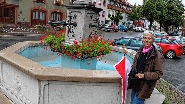 Schöner wäre es, der Gumppbrunnen am Rathaus würde plätschern. Das meint Ingrid Rockstroh.